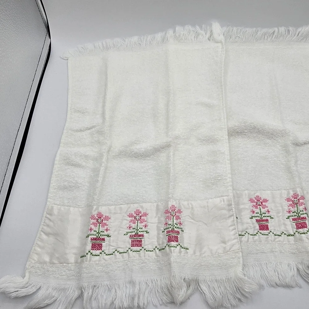 Vtg Floral Cross Stitch Needlepoint White Hand Towel Set‎ Of 2 Lot